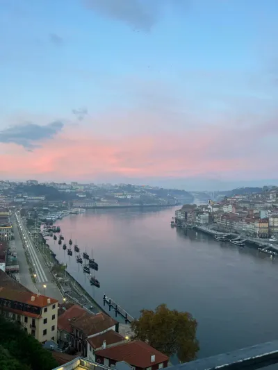 Lua de mel — Dia 3: passeio em vinícolas e Porto — jantar no Douro 🍽️ - 47 Calçada da Serra, União das freguesias de Santa Marinha e São Pedro da Afurada, Porto, Vila Nova de Gaia