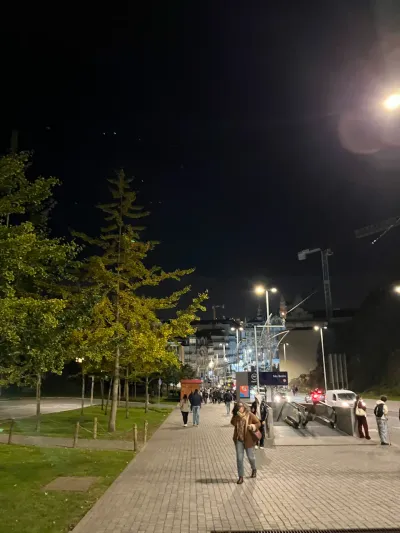 Trăng mật ngày 4: Đi dạo ở Porto—nhà thờ và Lello Bookstore, cùng quà lưu niệm - Avenida de D Afonso Henriques, União das freguesias de Cedofeita, Santo Ildefonso, Sé, Miragaia, São Nicolau e Vitória, Porto