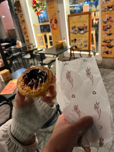 Trăng mật ngày 4: Đi dạo ở Porto—nhà thờ và Lello Bookstore, cùng quà lưu niệm - 326 Rua das Flores, União das freguesias de Cedofeita, Santo Ildefonso, Sé, Miragaia, São Nicolau e Vitória, Porto