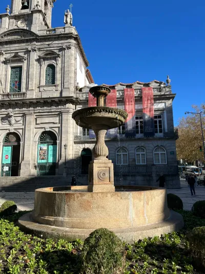 Trăng mật ngày 4: Đi dạo ở Porto—nhà thờ và Lello Bookstore, cùng quà lưu niệm - Praça da Trindade, União das freguesias de Cedofeita, Santo Ildefonso, Sé, Miragaia, São Nicolau e Vitória, Porto