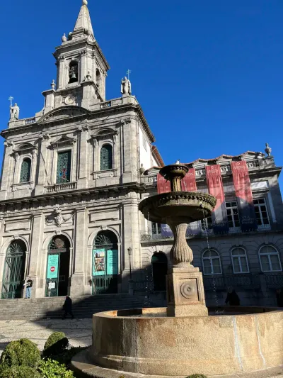 Trăng mật ngày 4: Đi dạo ở Porto—nhà thờ và Lello Bookstore, cùng quà lưu niệm - Praça da Trindade, União das freguesias de Cedofeita, Santo Ildefonso, Sé, Miragaia, São Nicolau e Vitória, Porto