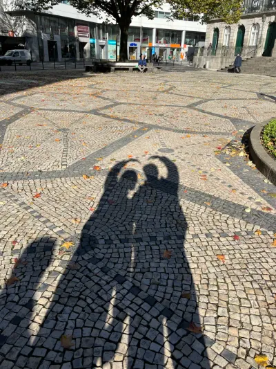 Trăng mật ngày 4: Đi dạo ở Porto—nhà thờ và Lello Bookstore, cùng quà lưu niệm - Praça da Trindade, União das freguesias de Cedofeita, Santo Ildefonso, Sé, Miragaia, São Nicolau e Vitória, Porto