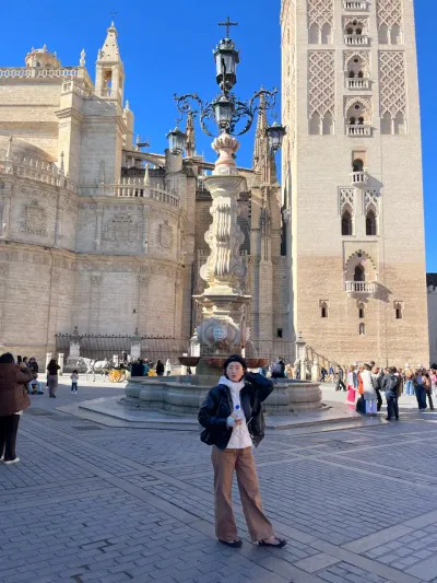 6 Plaza de la Virgen de los Reyes