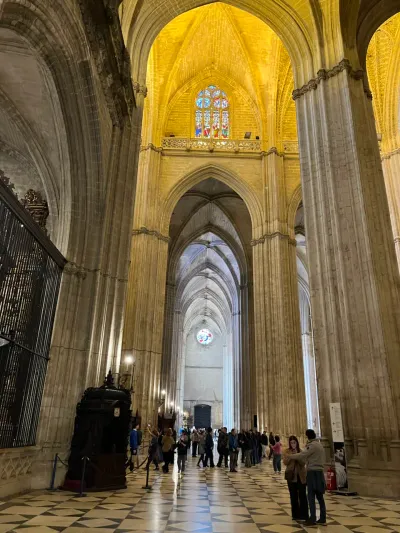 6 Plaza de la Virgen de los Reyes