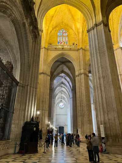 6 Plaza de la Virgen de los Reyes