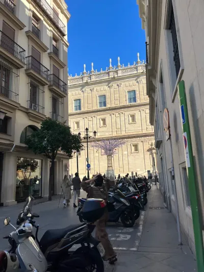 6 Plaza de la Virgen de los Reyes