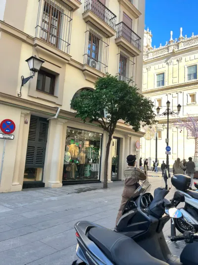 6 Plaza de la Virgen de los Reyes
