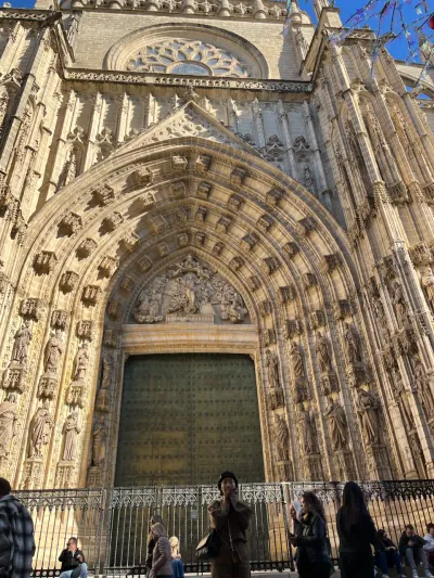 6 Plaza de la Virgen de los Reyes